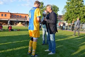 Předseda VV p. Zycháček předává pohár kapitánovi vítězi Okresního poháru 2016-2017 AFK Tišnov